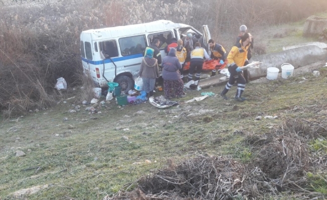 Manisa’da işçi servisi ile otomobil çarpıştı: 13 yaralı