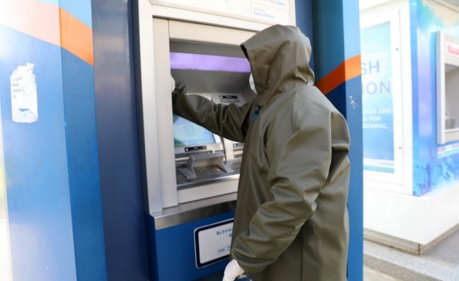 Akhisar Belediyesi ATM’leri dezenfekte ediyor