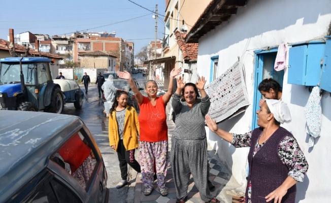 Akhisar’da dezenfekte ve yıkama çalışmaları aralıksız devam ediyor