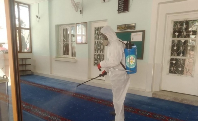 Camilerde ve pazar yerlerinde dezenfekte çalışmaları devam ediyor