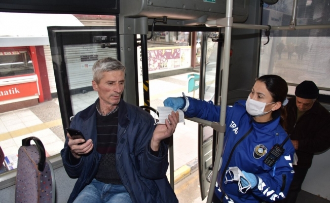 Manisa’da toplu taşımada vatandaşlara maske desteği