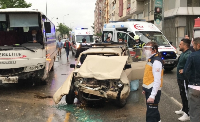 Manisa’da işçi servisi otomobille çarpıştı: 5 yaralı