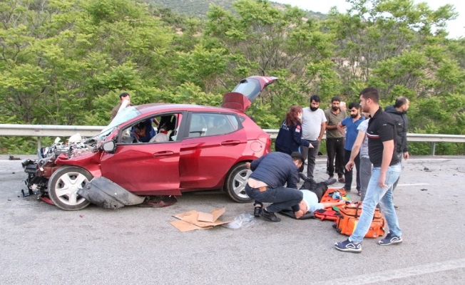 Otomobil tıra çarptı: 2 yaralı