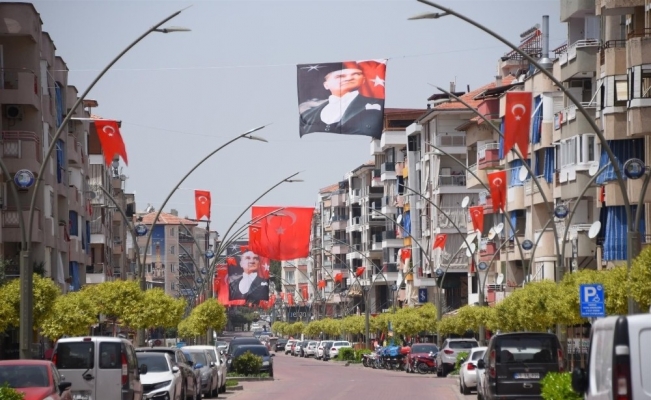 Salihli’nin cadde ve sokakları bayraklarla donatıldı