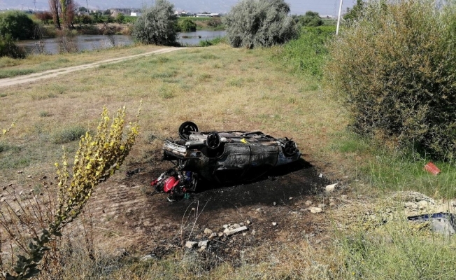 Manisa’da feci kaza: traktör ikiye bölündü, otomobil alev alev yandı