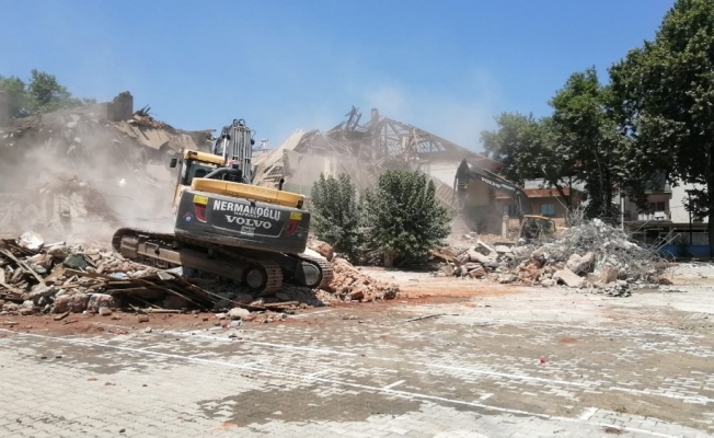 Tarihi okulun yıkımına başlandı