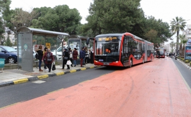 Büyükşehirin kırmızı otobüsleri sağlık çalışanları için ücretsiz