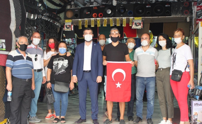İYİ Parti'den esnafa Türk Bayrağı