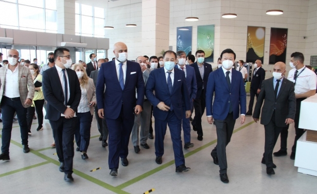 Kazakistan Başbakan Yardımcısı, şehir hastanesi modelini Manisa’da inceledi