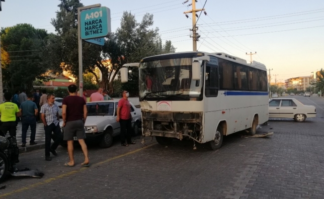 Mevsimlik tarım işçilerini taşıyan otobüsle minibüs çarpıştı: 6 yaralı