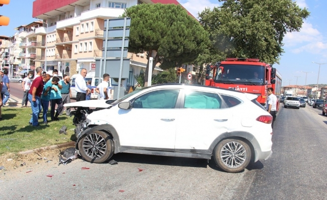 Otomobiller kavşakta çarpıştı: 3 yaralı