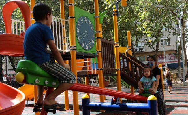 Akhisar Belediyesinden çocuklara 7 yeni oyun parkı