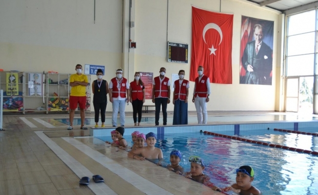 Türk Kızılay’ı çocuklara yüzme öğretti