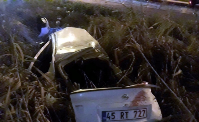 Manisa’da otomobil karşı şeride geçip tıra çarptı: 1 ölü