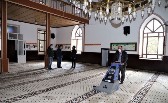 Turgutlu Belediyesinden camilere kış temizliği