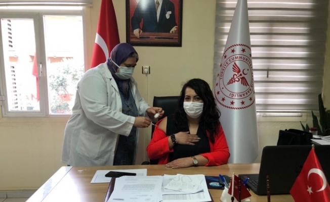 Alaşehir’de ilk aşı İlçe Sağlık Müdürüne yapıldı