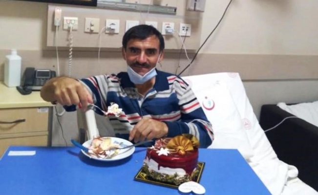 Covid-19 hastasına hastanede doğum günü sürprizi
