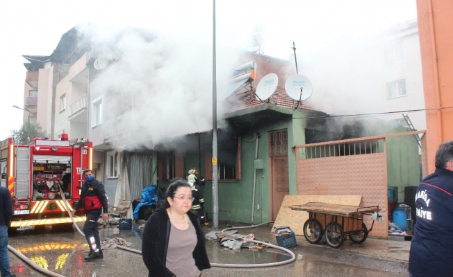 Manisa’da bir evde çıkan yangında 1’i ağır 4 kişi yaralandı
