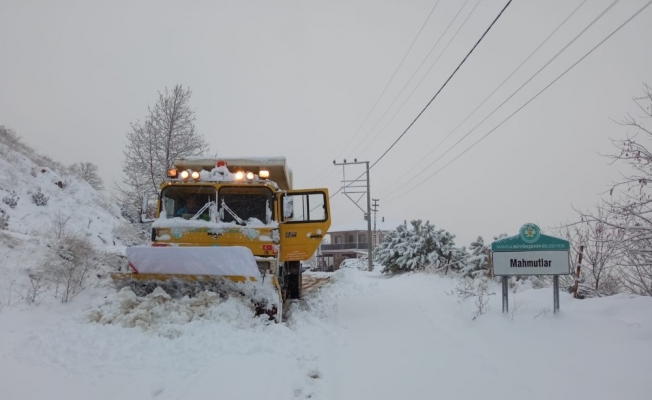Manisa’da büyükşehir ekipleri karla mücadele ediyor
