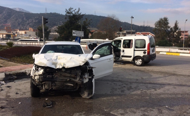 Manisa’da korkutan kaza, 2 yaralı