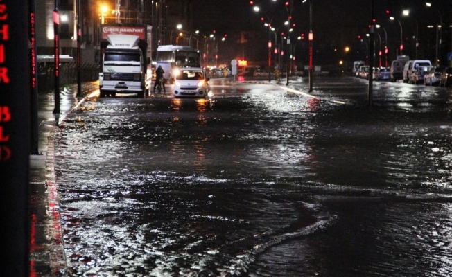 Manisa’da sağanak yağış cadde ve sokakları göle çevirdi