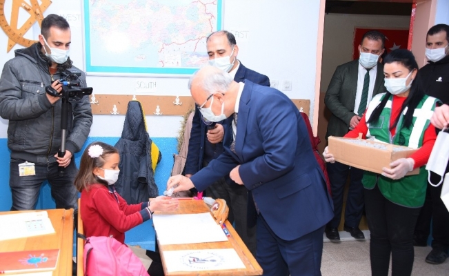 Salihli’de 27 bin öğrenciye maske ve dezenfektan desteği