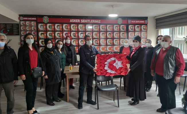 Kağıt kayıklardan ’Türk Bayrağı’ yapıp gazi derneğine hediye ettiler