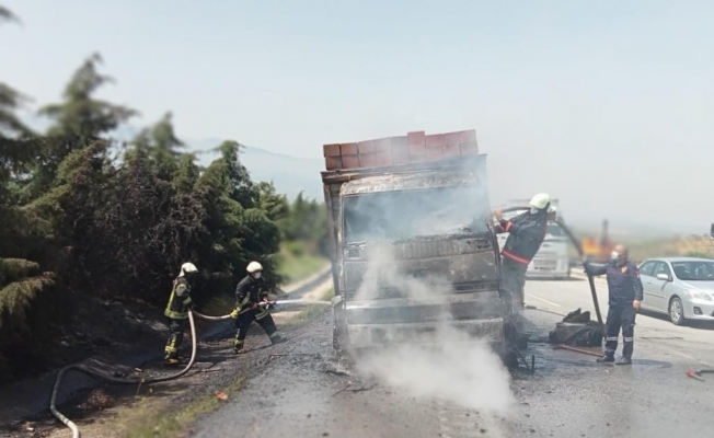 Manisa’da seyir halindeki kamyon yandı
