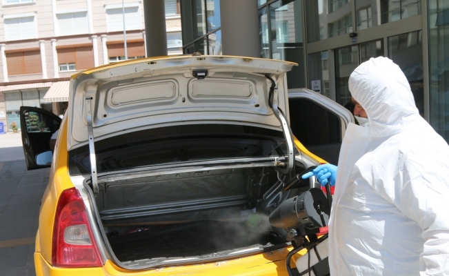 Akhisar Belediyesi resmi kurum ve ticari taksileri dezenfekte ediyor