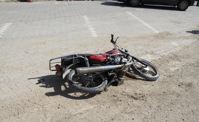 Hafif ticari araç motosikletle kafa kafaya çarpıştı: 1 ağır yaralı