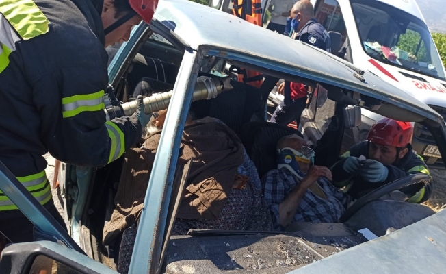 Manisa’da otomobiller çarpıştı: 1 ölü, 2 yaralı