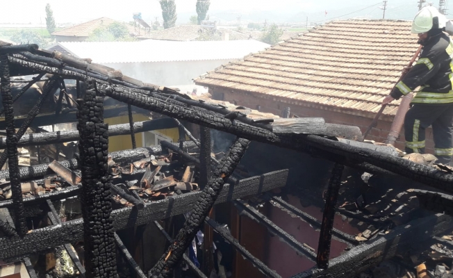 Manisa’da tek katlı ev tamamen yandı