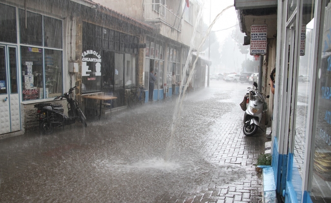 Sağanak yağış Kula’da sokakları göle çevirdi