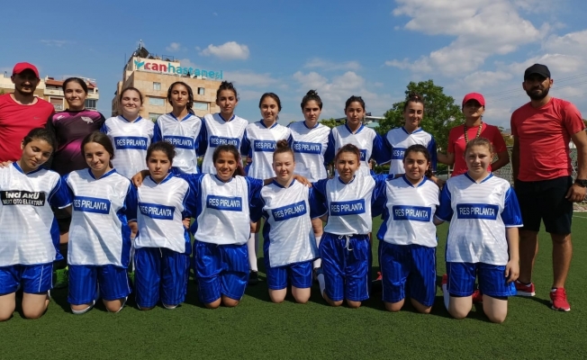 Salihli’de kızlardan futbola büyük ilgi