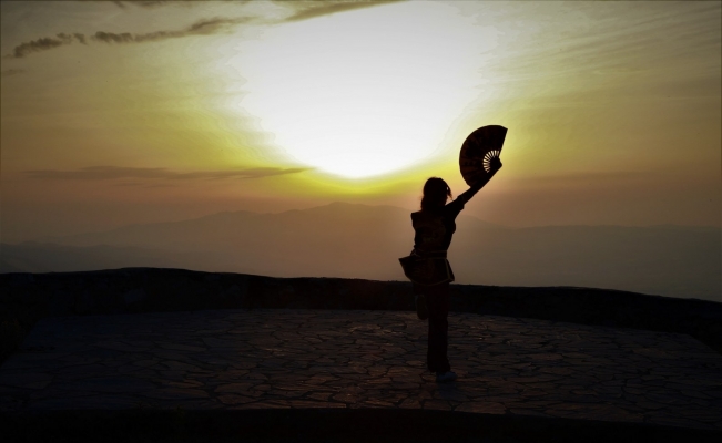 Spil Dağı Milli Parkı’nda gün batımı manzarasıyla antrenman