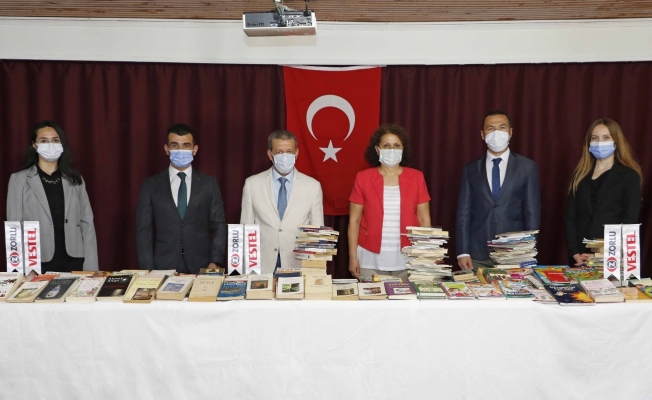 Vestel beyaz eşya çalışanlarından Manisa İl Halk Kütüphanesine kitap bağışı