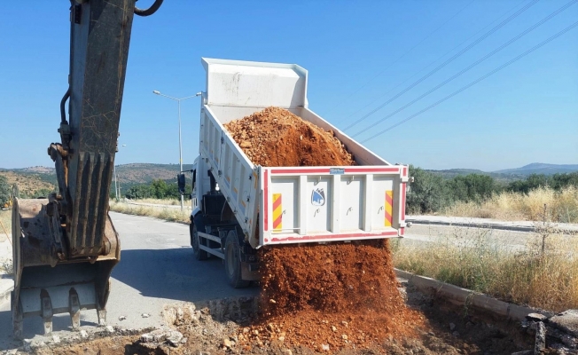 Yunusemre Belediyesi Akgedik yolunda asfalt onarım çalışması yapıyor