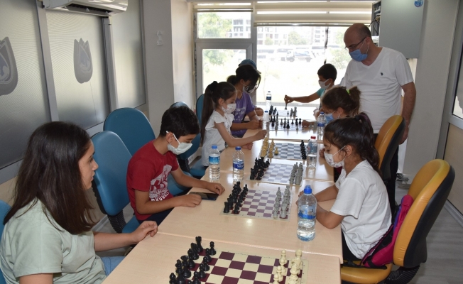 Yunusemre ile satranç öğreniyorlar