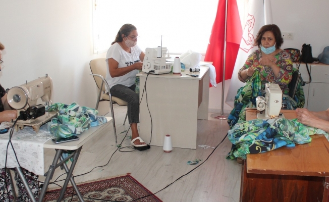 Alaşehirli kadınlar afetzedeler için dikiş makinelerinin başına oturdu