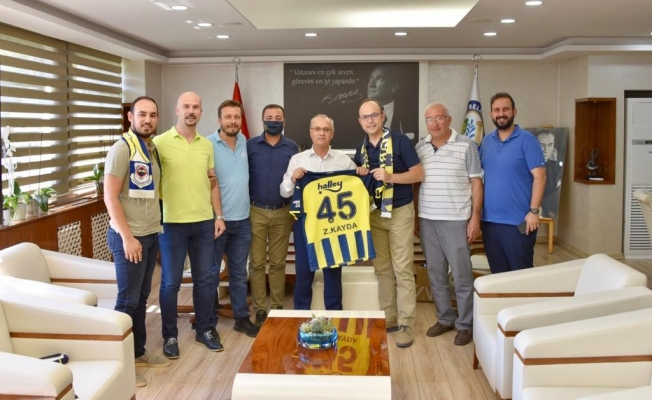 Fenerbahçeliler Derneğinden Başkan Kayda’ya forma hediyesi