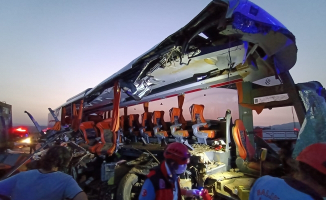 Manisa’da otobüs tıra çarptı: 9 ölü, 30 yaralı
