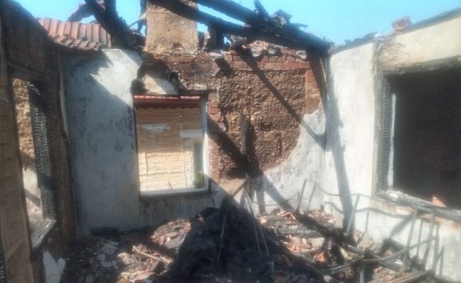 Manisa’da yangın: 3 ev kullanılamaz hale geldi