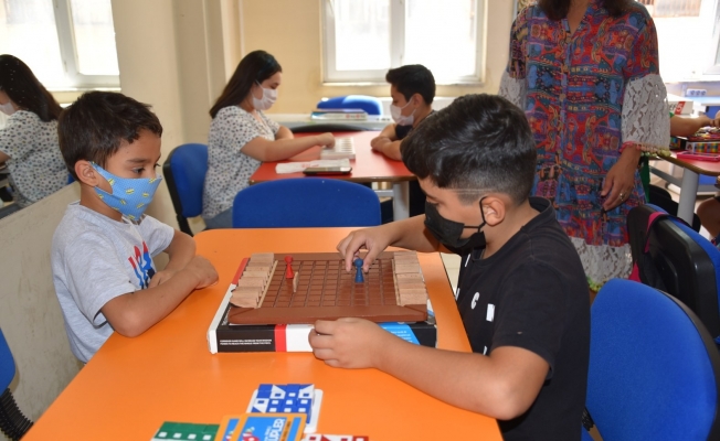Yunusemre’de çocuklar ’akıl oyunları’ ile hem eğlenip hem öğreniyor