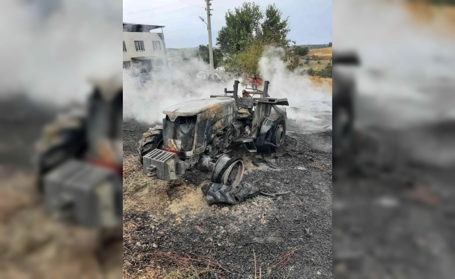 Evinin önünde ateş yakmak isterken traktörünü yaktı