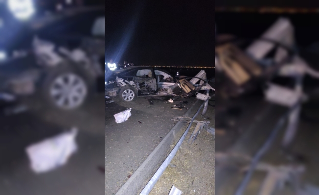 Manisa’da otomobil bariyerlere çarptı: 4 ağır yaralı