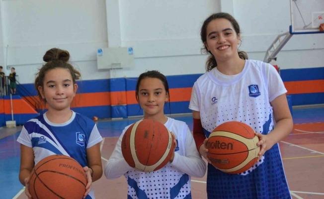Yunusemre’de kız basketbol okulu açıldı