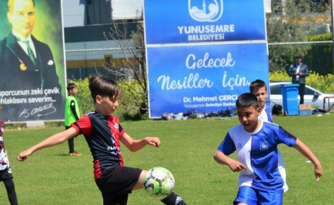 Çocuklar Yunusemre Bahar Futbol Turnuvasında eğlendi