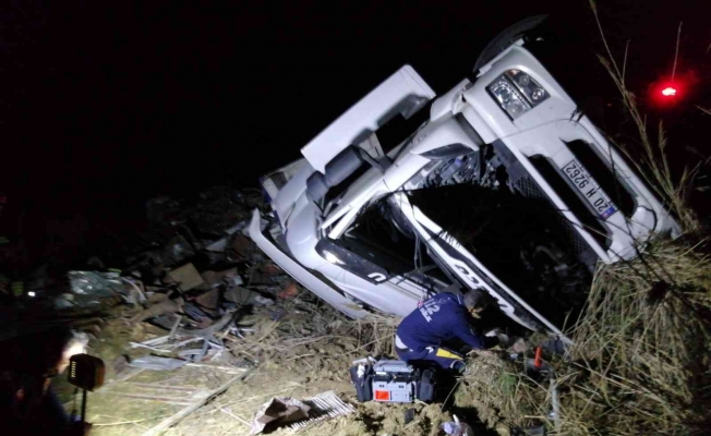 Manisa’da hurda yüklü tır devrildi: Sürücü yaralandı, yolcu öldü