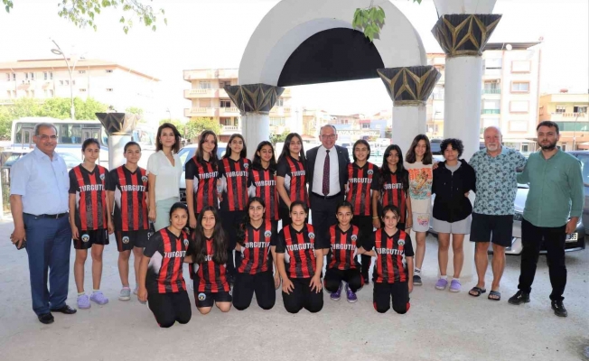 Başkan Akın hentbol takımını Antalya’ya uğurladı
