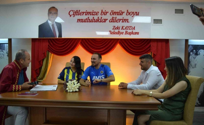 Fenerbahçeliler Günü’nde Fenerbahçe formasıyla nikah masasına oturdular
